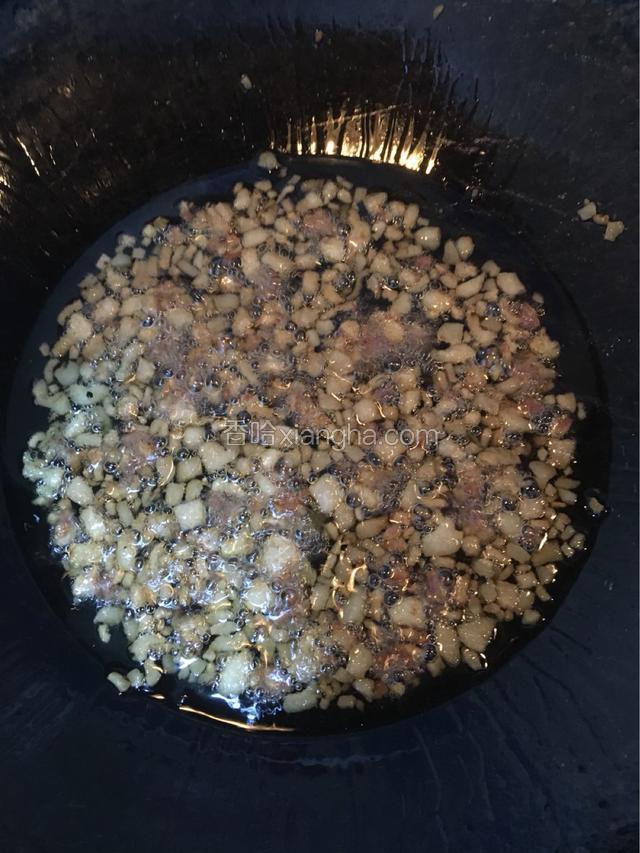 锅内放少许油，炸成干，我们给这叫油吱啦！