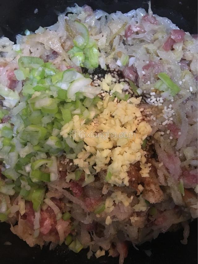 把做好的油吱啦和瘦肉放入酸菜中，还有油，之后加入剩下的辅料。
