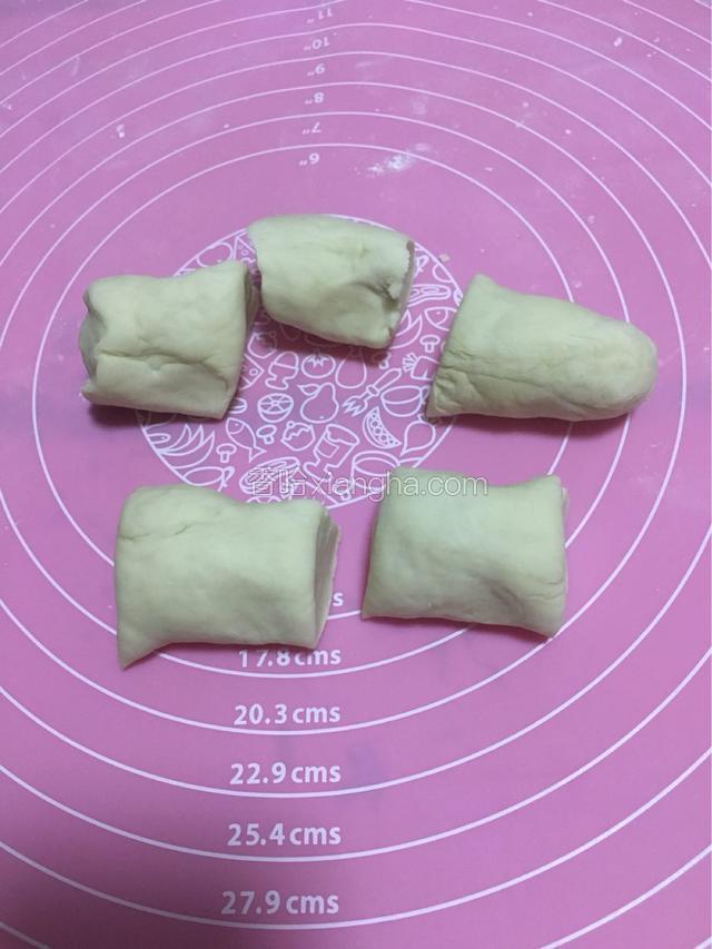 将面分成几份，开始包包子。