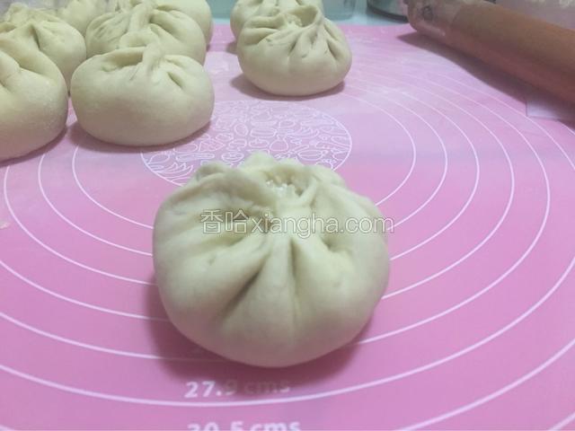 包子包完啦。开始热锅，把锅内水烧开后，放入包子，上气蒸包子15分钟，包子就熟啦！