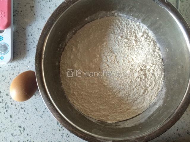 面粉，鸡蛋准备好，家庭用普通面粉就可以