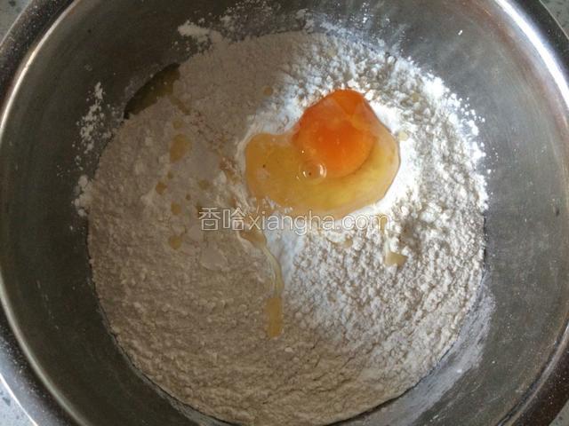 面粉中磕入一个鸡蛋
