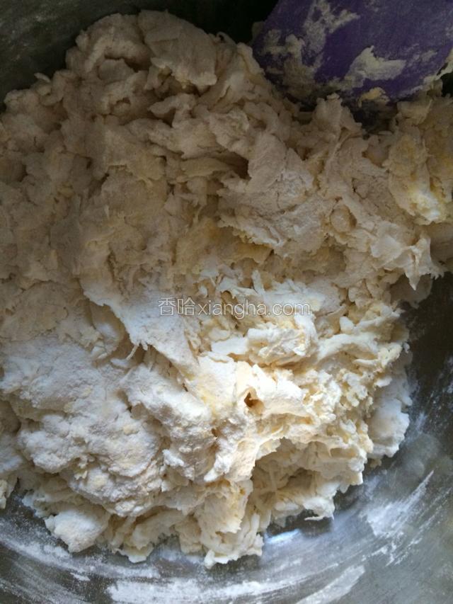 加入适量水和成较硬的面团