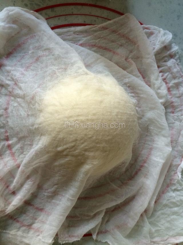 盖上一层湿的薄纱布，醒20分钟