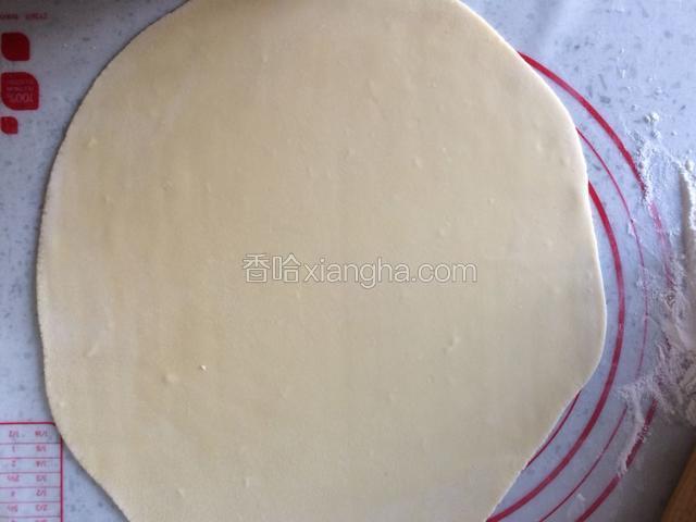 面团醒好后再次揉匀后用擀面杖擀成片，厚度1.5毫米左右
