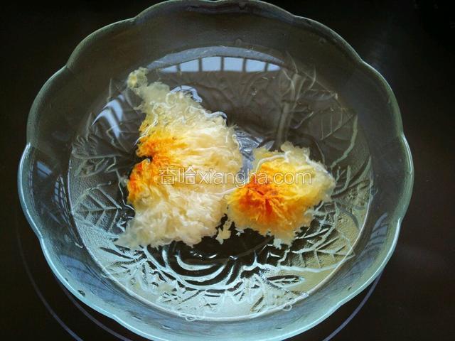 取银耳半朵，用清水泡两小时。