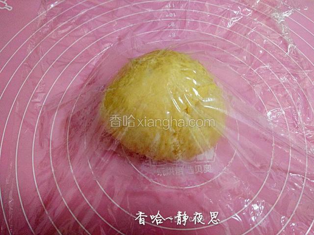 放在桌上揉几分钟，揉匀排气，再揉成面团盖上保鲜膜松弛15分钟