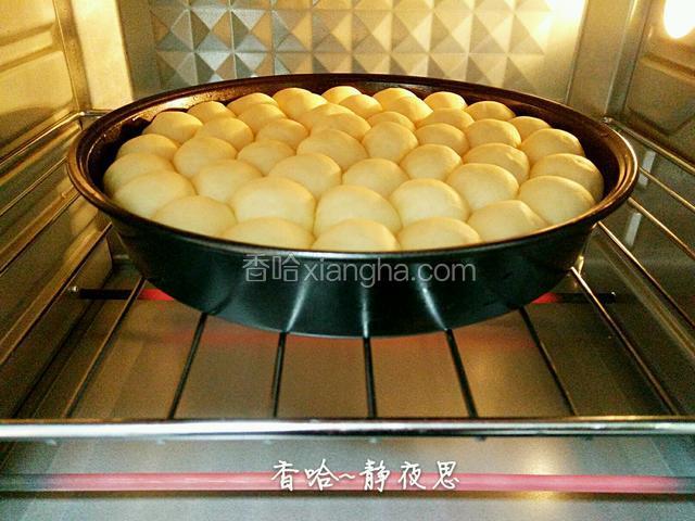 放入烤箱中层，上下火160℃，烤12分钟（不要走开，注意观察上色情况，上色后赶紧加盖锡纸）烤箱温度和时间仅供参考