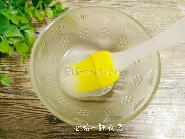 在快烤好时准备好糖水刷表面（如果喜欢吃有颗粒白糖的可以用温水，这样糖水刷上去还有颗粒没有融化，吃起来能咬到发出沙沙声，也可以用开水搅拌白糖，随个人喜好）