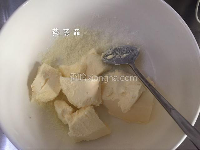 乳酪馅制作。
另取一个碗，放入奶酪芝士、细砂糖、酸奶。