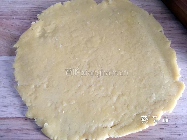 面团擀成比8寸披萨盘稍大一点的饼皮。