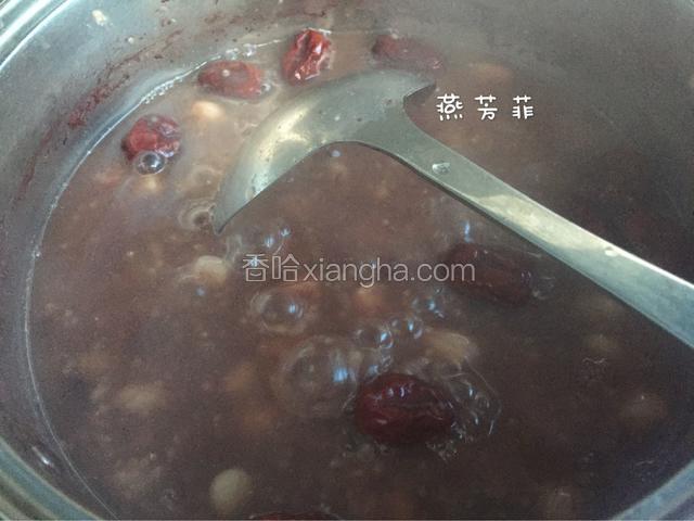 这时候不停地搅拌锅里的粥。怕糊锅了。
再煮20分钟的时候放红枣煮开15分钟。