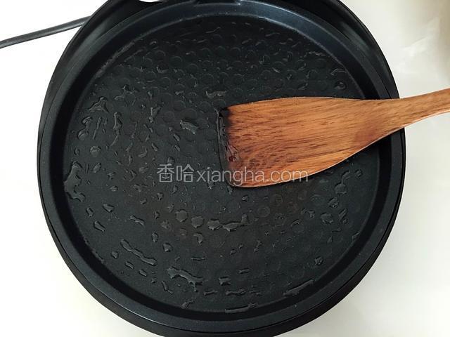 电饼铛预热，加适量食用油