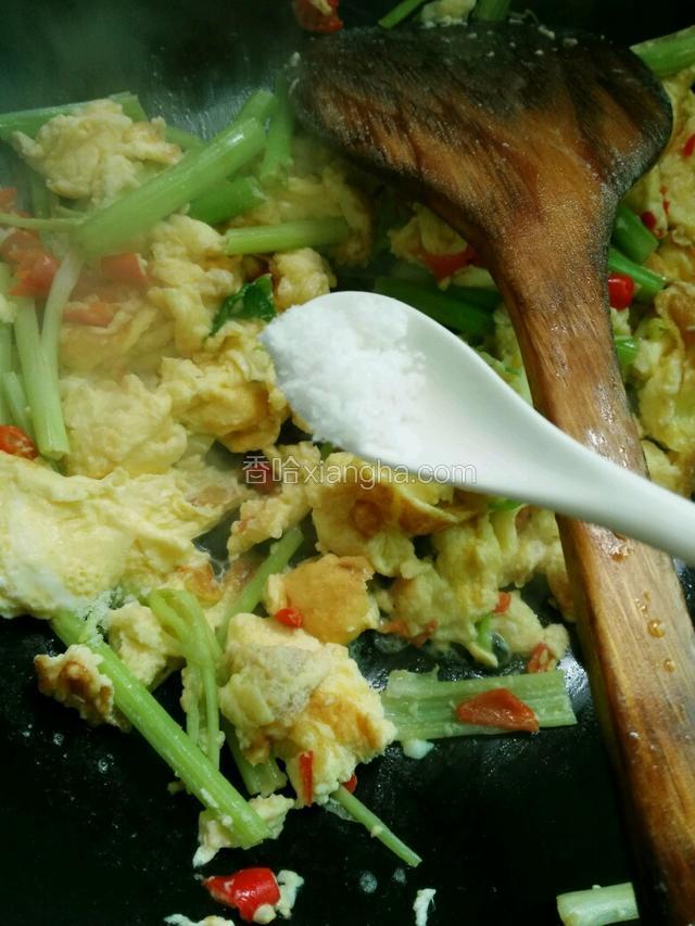可以添加一点点清水。倒入适量盐，鸡精调味。
