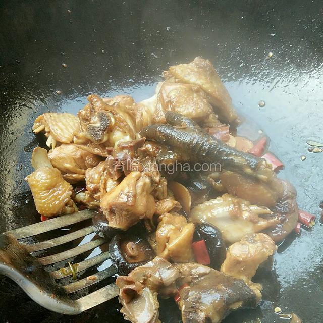 大火收汁，加上少许盐调味，即可出锅装盘