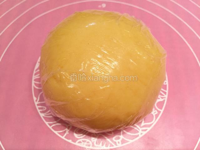 揉合成光滑的面团，包上保鲜膜送入冰箱冷藏30分钟；