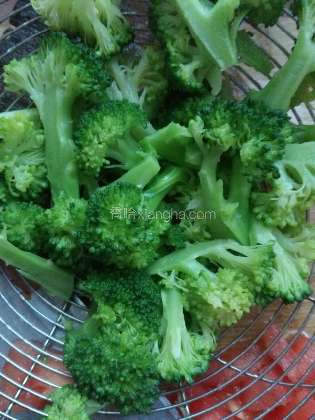 将西兰花焯水捞出