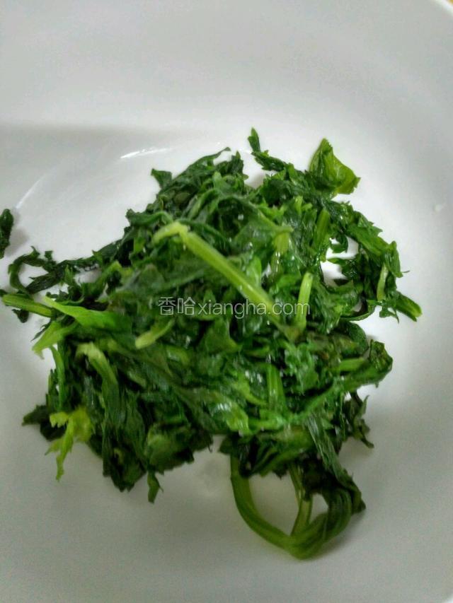 从冷水中捞出芹菜叶轻轻攥，使芹菜叶不带水。放一器皿里。