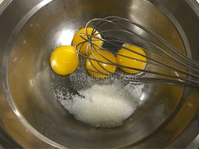 蛋黄中加入10克白糖，用手动打蛋器搅拌均匀。
