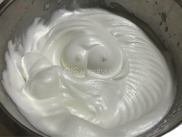 继续打一会再加最后10克糖，然后高速打成出现花纹不消失状态。