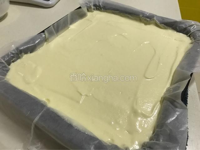 铺一块抹布，让后把让烤盘做自由落体运动，重复几次，排出气泡，还可以让蛋糕糊更平整一些。