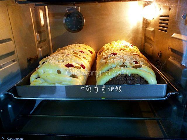 送入预热好的烤箱中下层，上下火180度烤25-30分钟即可。