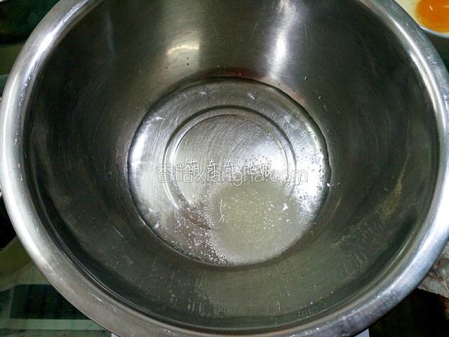 另一大点的容器里加入水40g，倒入白糖10g，搅拌至白糖融化。
这里用糖粉相对更好融化些，搅拌白糖不易融化可以坐温水里搅拌。