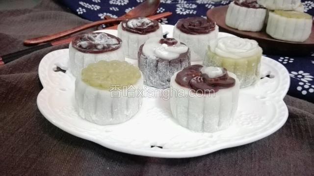油栗绿豆沙冰皮月饼