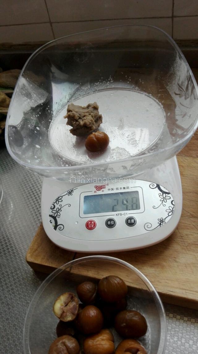 ［四］,“制作冰皮月饼”:
在此期间将提前准备好的绿豆沙馅+拨好皮的整颗高山油栗，一共25克称重好。
