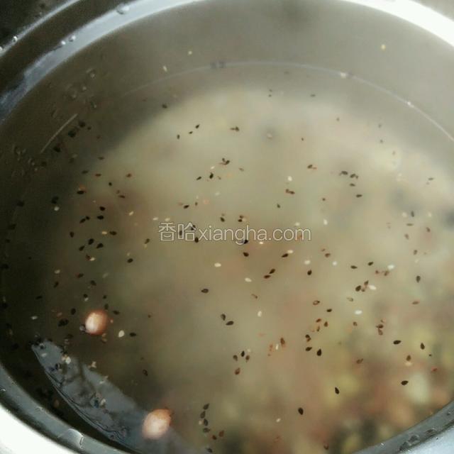 加入大米和芝麻，再煮15分钟