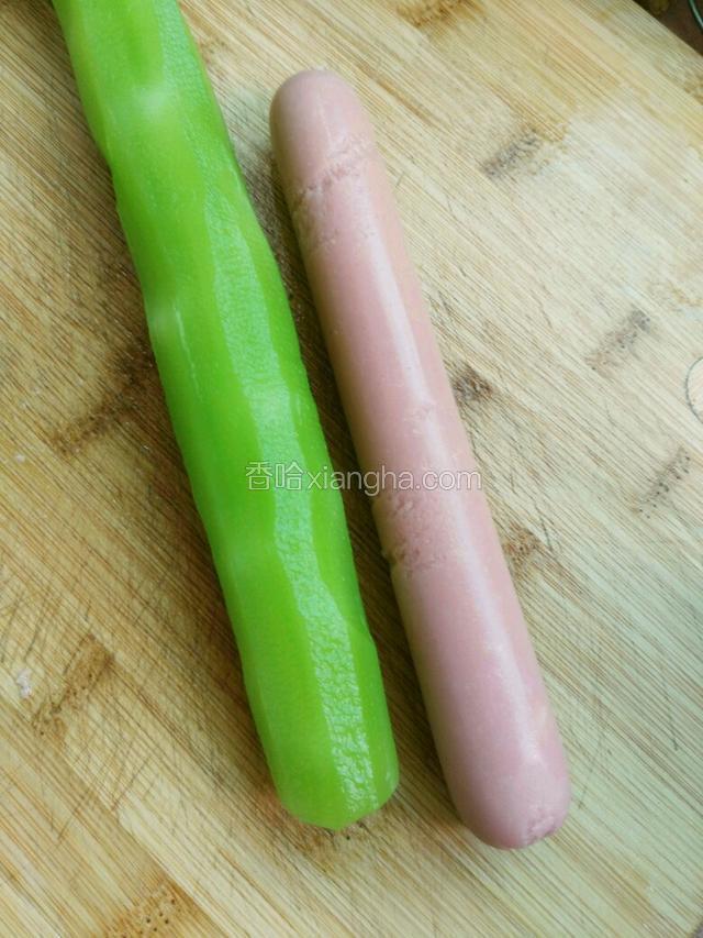 将莴苣去皮，洗干净。
准备火腿肠一根