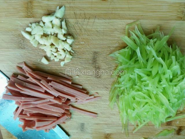 切蒜末
食材切丝