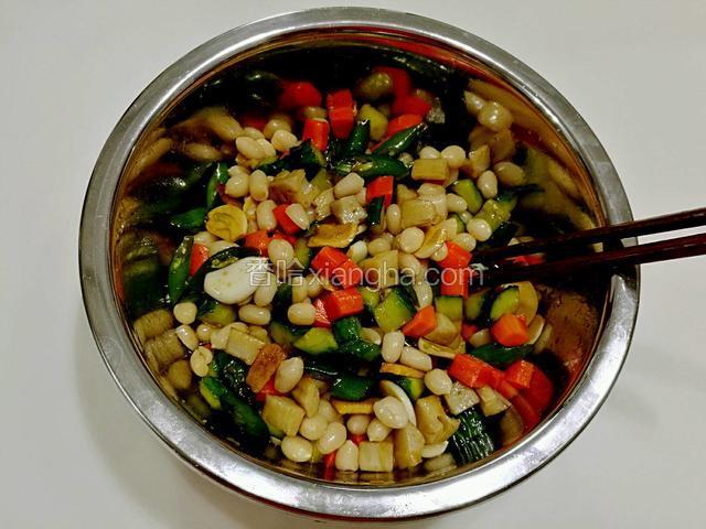 用筷子拌均，腌制十二个小时即可食用，中间再翻拌几次。