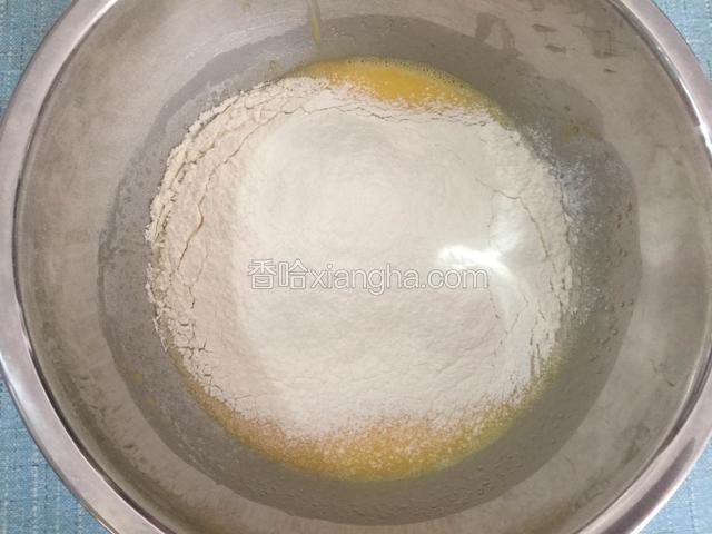 把低粉筛入蛋黄糊里。