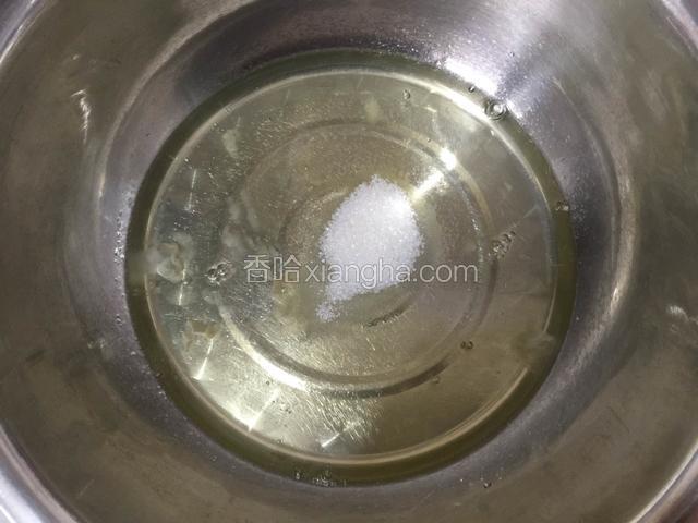 再蛋白里加入柠檬汁和三分之一的白糖，用电动打蛋器打发。