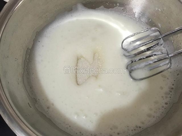 打发到蛋白出现细泡再加入三分之一的白糖继续打发。