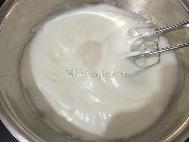 打发至蛋白出现纹路加入最后的三分之一的白糖继续打发。