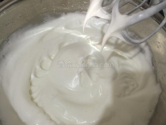 最后打发至提起打蛋器能拉出短小的小弯勾即可。（150度预热烤箱）
