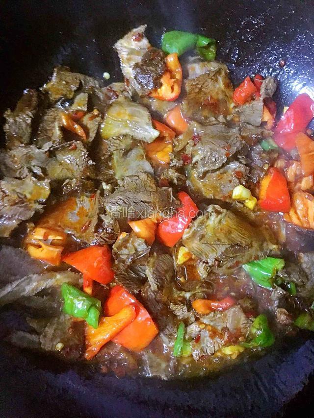放入卤牛肉翻炒均匀