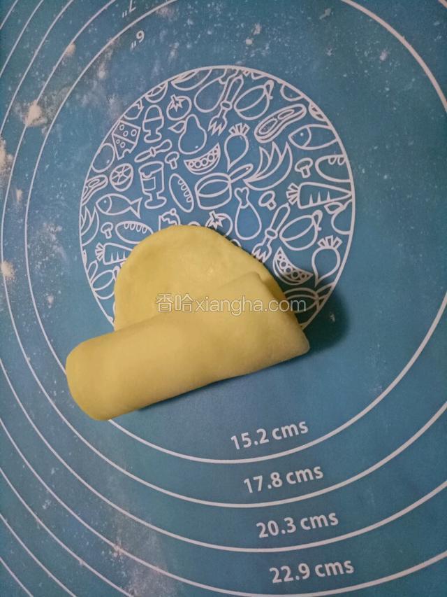 轻轻的往上推卷好