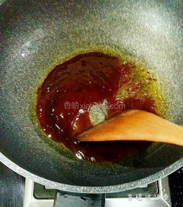 用木铲将油和酱搅拌均匀。