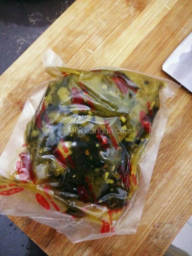 酸菜鱼调料里的酸菜包，我用了半袋，三个人的量