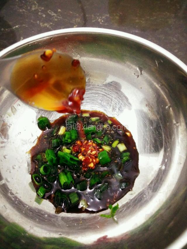 这时准备调料，花椒面，鸡精，白糖，生抽，辣椒油，葱花，
（我这辣椒属于变态辣级别，所以一点点就够了）