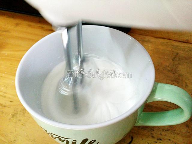 蛋白用电动打蛋器打发，注意打蛋器也要干净无水。
滴入3-4滴柠檬汁开始打发，分三次加入白糖，打发至鱼眼泡时加三分之一白糖，打发至浓密细腻泡沫时加三分之一白糖，打发至出现明显纹路时加最后三分之一白糖，这一点和戚风蛋糕一样。