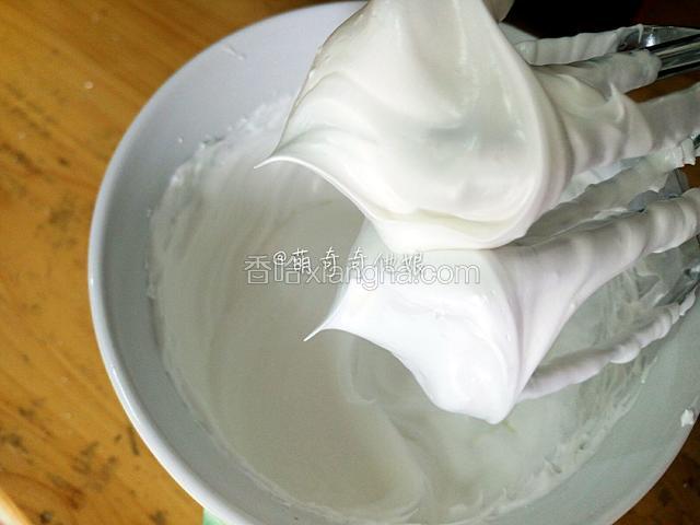 打发至提起打蛋头的蛋白霜呈坚挺的直立小尖角即可。一定要打发到硬性发泡。
如果要做有颜色的蛋白糖，那在这里就可以加色素了，打发好后滴入色素然后低速打匀就OK。