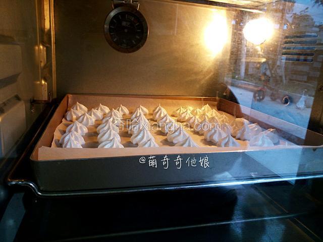 送入预热好的烤箱中下层，上下火100度，并开启热循环功能，烤40-50分钟左右，时间到后用余温焖几分钟再出炉冷却即可。我有时候也会直接加时10-15分钟，烤好后直接出炉不焖。
烤箱温度偏高或不稳定的就烤之前提前3-5分钟预热就行了，温度偏高还长时间预热容易导致上色和回缩。

