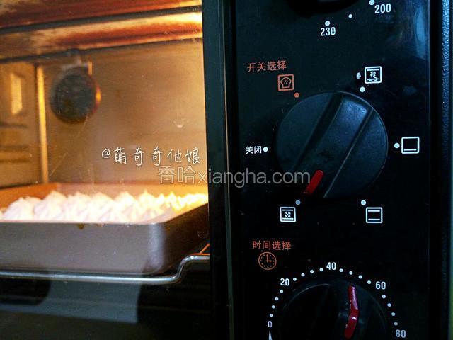 就是这个热循环功能，如果你的烤箱没有这个功能，就直接上下火100度烤就行了。
蛋白糖烤的过程中是不会有什么变化的，只是用低温将其水份烘干而又不使之上色。
