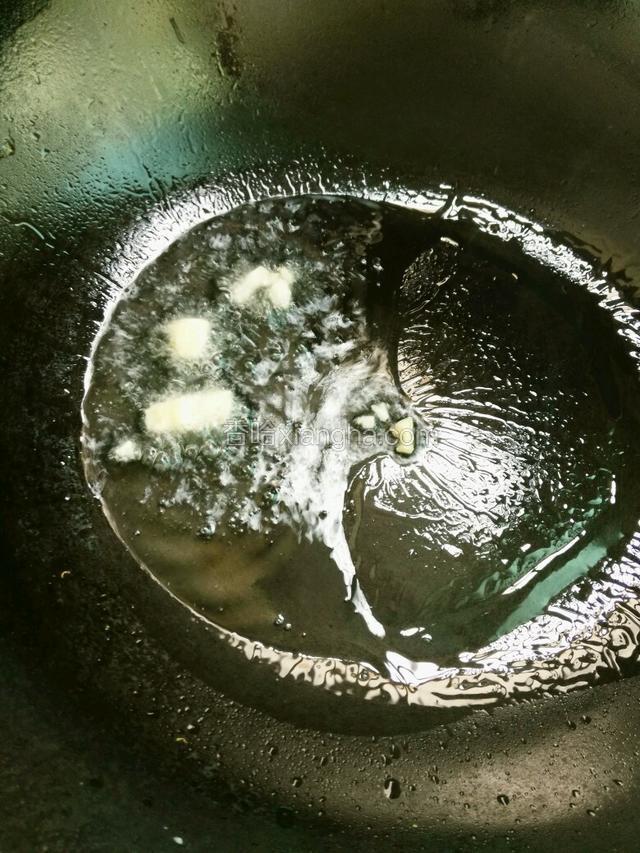 锅里热油，爆香蒜末。