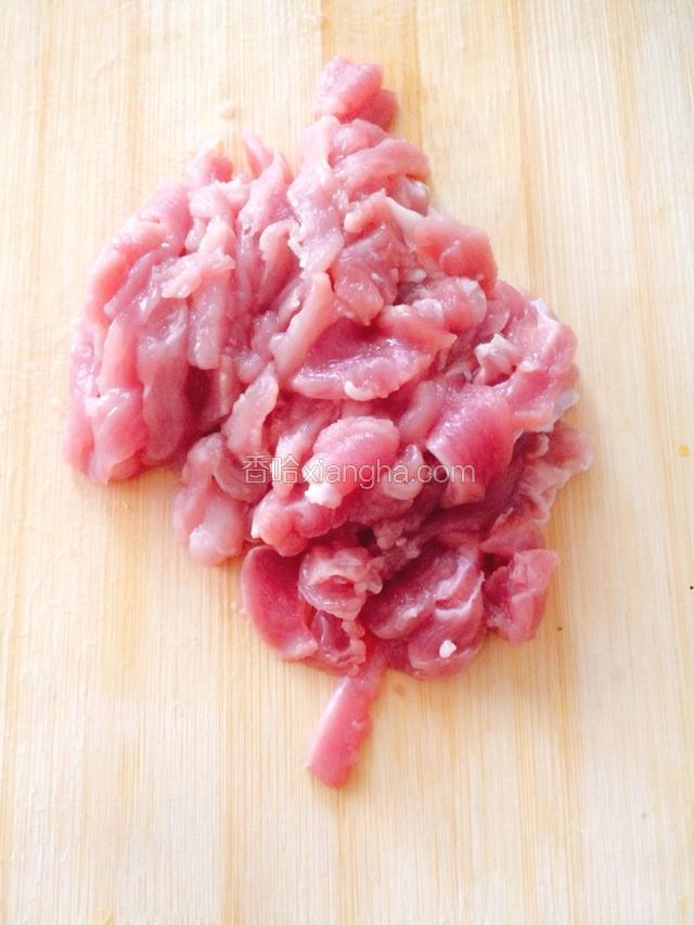 瘦肉切成细条