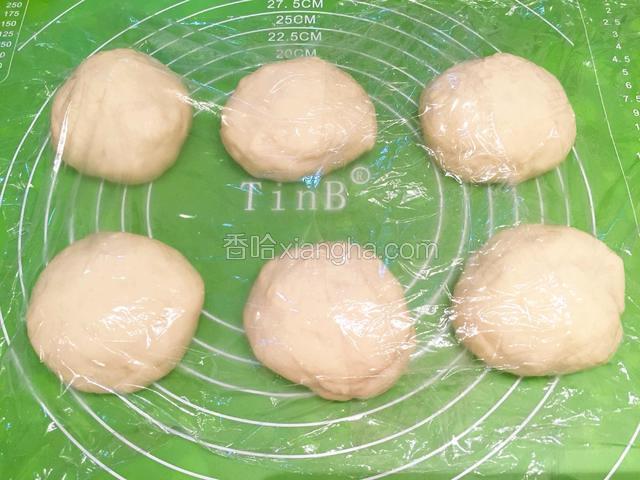 面团平均分成6份，再次滚圆醒10分钟；
